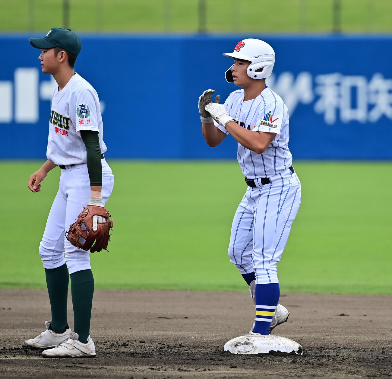 専大松戸対健大高崎　1回裏1死一、三塁、左へ先制適時二塁打を放つ栗原（右）（撮影・清水貴仁）