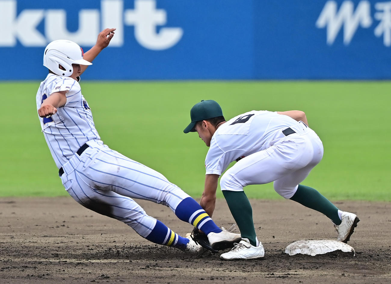 専大松戸対健大高崎　3回裏健大高崎2死一、二塁、打者佐藤龍の時、飛び出していた二走小堀を刺す森岡捕手（撮影・清水貴仁）