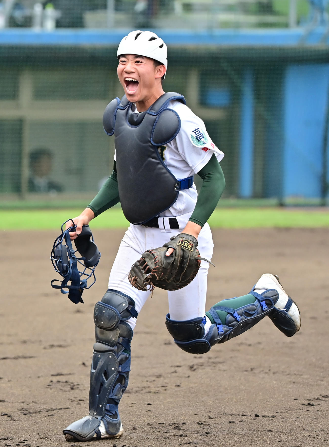 専大松戸対健大高崎　3回裏健大高崎2死一、二塁、打者佐藤龍の時、飛び出していた二走小堀を刺す森岡捕手（撮影・清水貴仁）