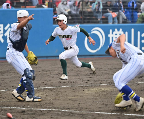 専大松戸対健大高崎　4回表専大松戸1死一、三塁、川島の投前スクイズで三走森岡（中央）が生還する（撮影・清水貴仁）
