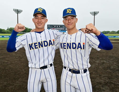 専大松戸対健大高崎　優勝を喜ぶ健大高崎・石垣元投手（左）と小堀捕手（撮影・清水貴仁）