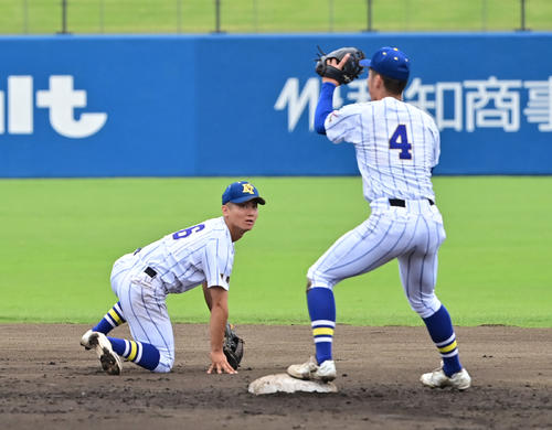 専大松戸対健大高崎　8回表専大松戸1死満塁、吉岡の打球を加藤遊撃手（左）が捕球し二塁へトス、併殺プレーにつながりピンチを脱出する（撮影・清水貴仁）