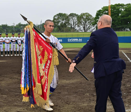 専大松戸対健大高崎　表彰式で優勝旗を受け取る健大高崎・加藤主将（撮影・清水貴仁）