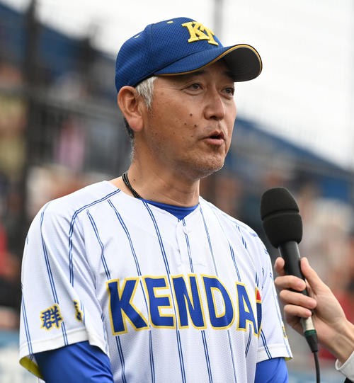 専大松戸対健大高崎　優勝を決めインタビューを受ける健大高崎・青柳監督（撮影・清水貴仁）