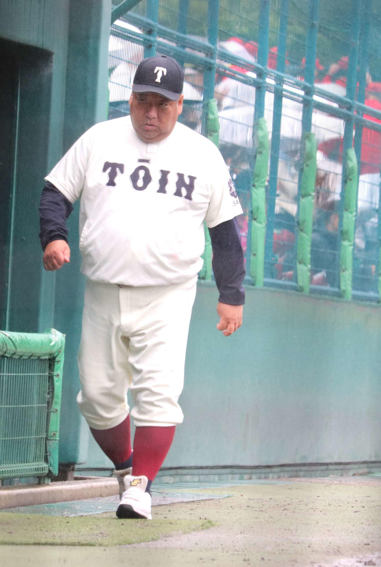 近畿大会1回戦　大阪桐蔭対東洋大姫路　　降雨に見舞われながらグラウンドに姿を現した、大阪桐蔭・西谷監督（撮影・中島麗）