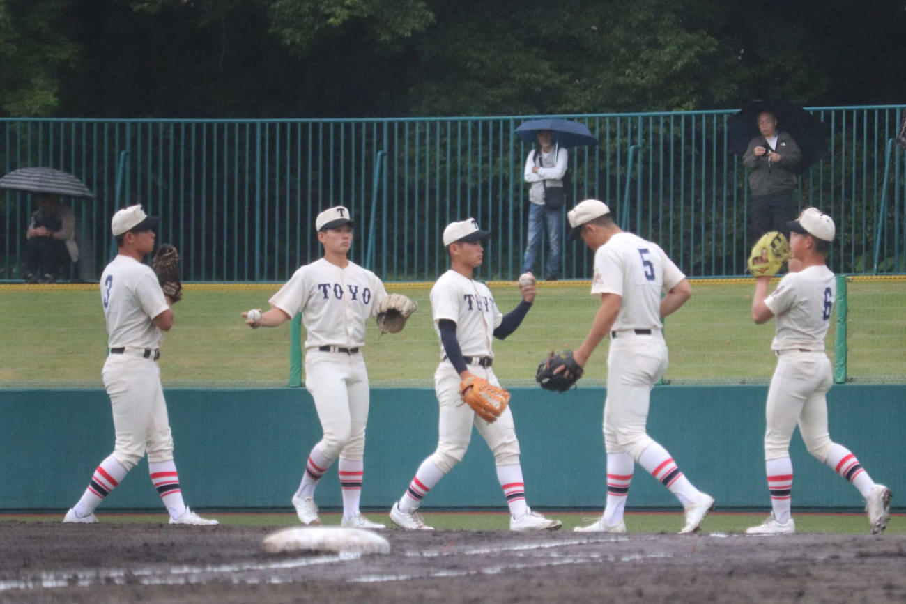 近畿大会1回戦　大阪桐蔭対東洋大姫路　試合前、雨脚が強くなるもグラウンドに姿を現した東洋大姫路ナイン＝2025年5月25日、さとやくスタジアム（撮影・中島麗）