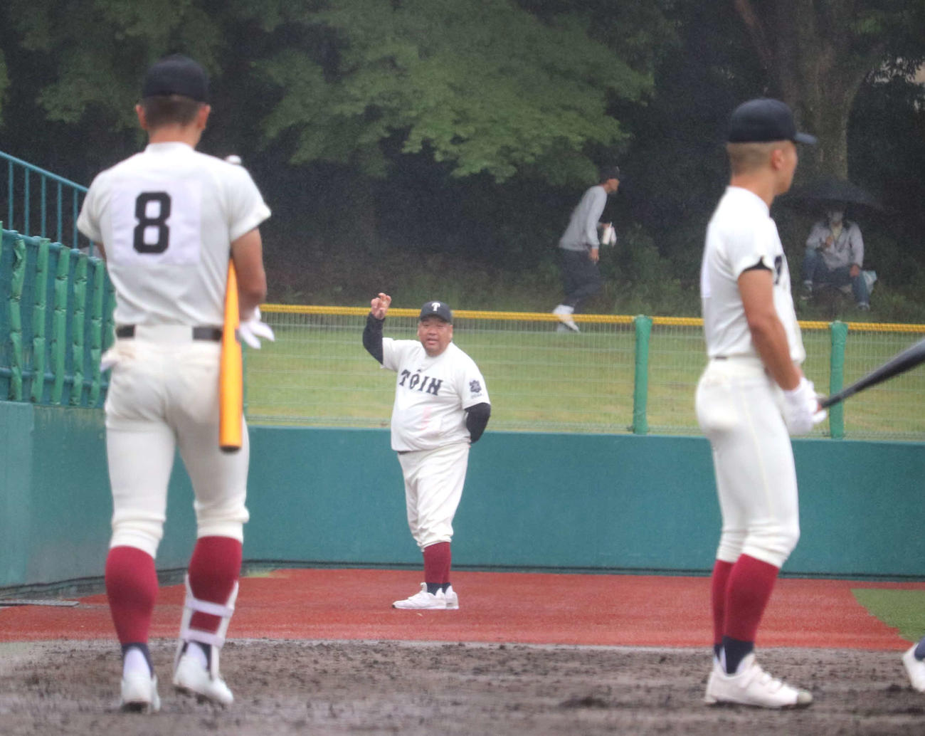 近畿大会1回戦　大阪桐蔭対東洋大姫路　　降雨に見舞われながらグラウンドに姿を現した、大阪桐蔭・西谷監督（撮影・中島麗）
