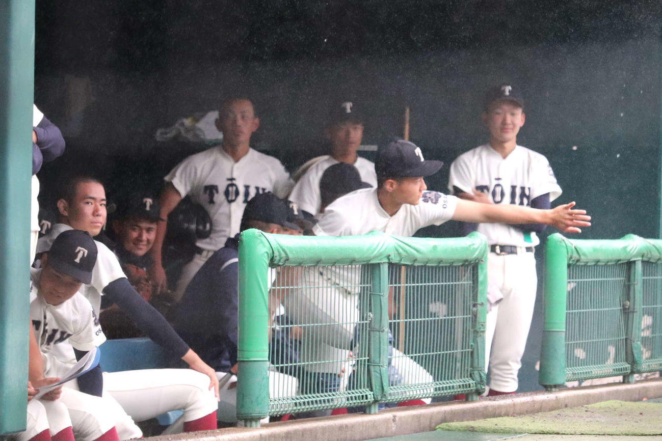 近畿大会1回戦　大阪桐蔭対東洋大姫路　試合前に、降雨に見舞われベンチで待機する大阪桐蔭ナイン（撮影・中島麗）