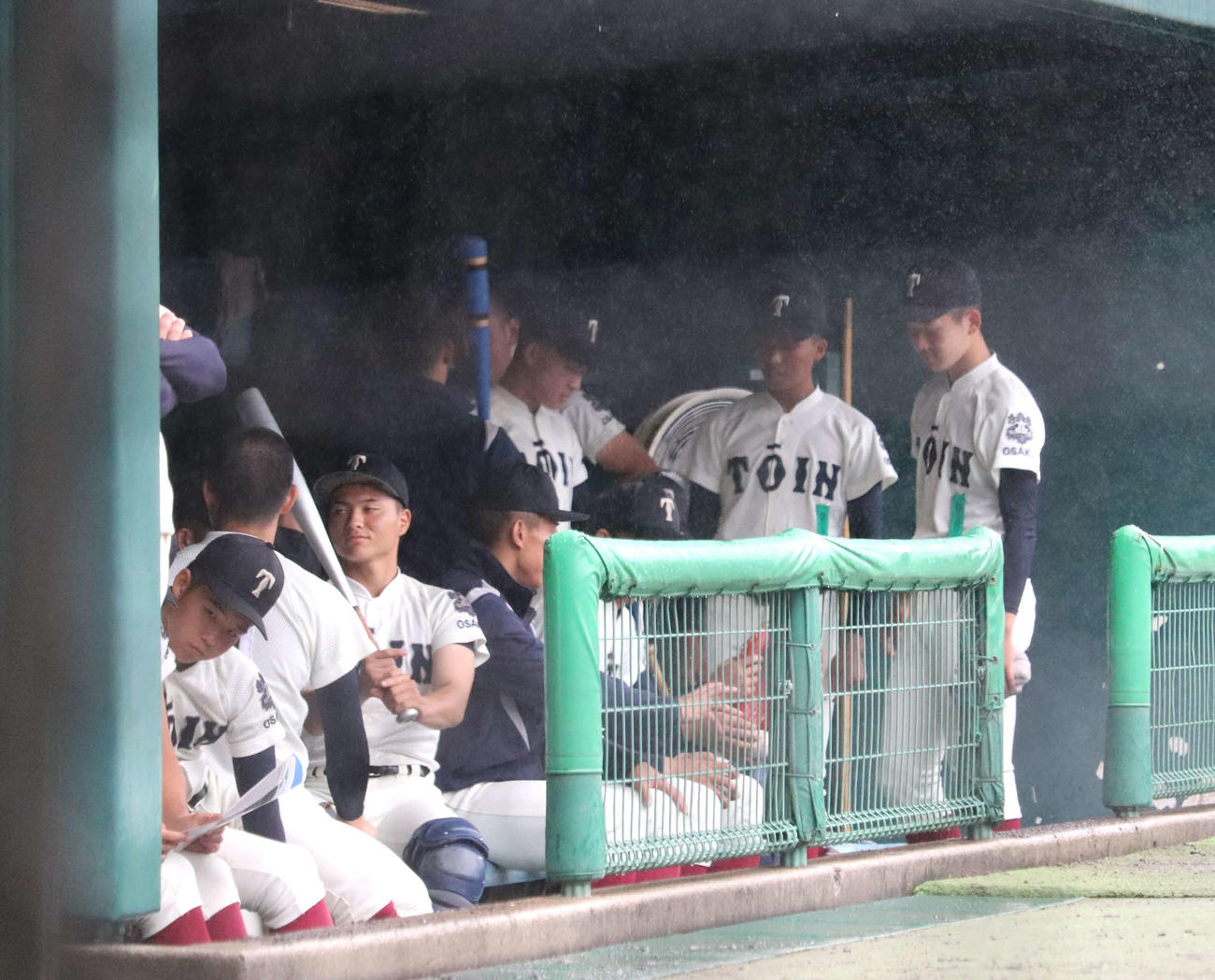 近畿大会1回戦　大阪桐蔭対東洋大姫路　試合前に、降雨に見舞われベンチで待機する大阪桐蔭ナイン（撮影・中島麗）