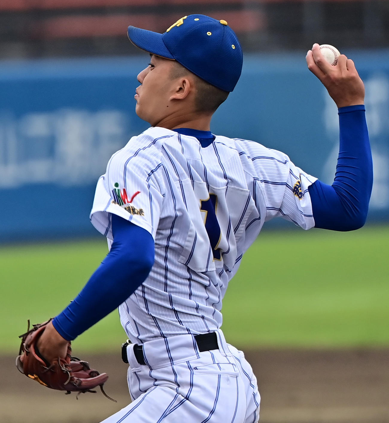 専大松戸対健大高崎　8回表専大松戸1死満塁、ピンチに登板し、遊ゴロ併殺に抑えた石垣元（撮影・清水貴仁）