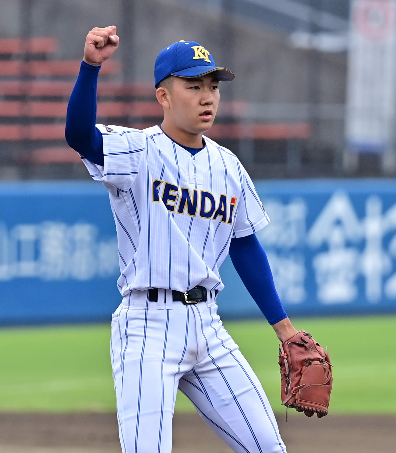 専大松戸対健大高崎　8回表専大松戸1死満塁、ピンチに登板し、遊ゴロ併殺に抑えた石垣元（撮影・清水貴仁）
