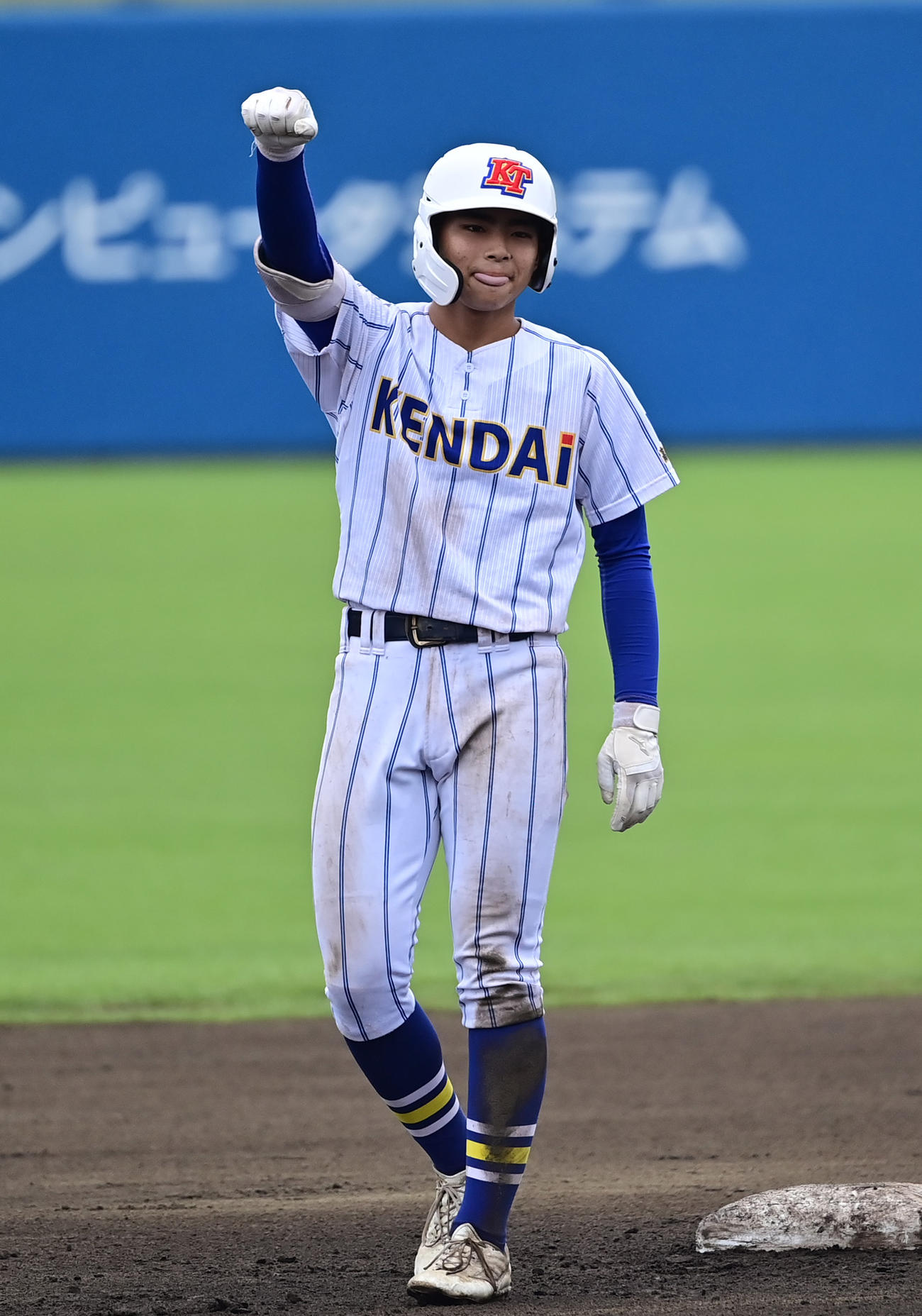 専大松戸対健大高崎　6回裏健大高崎2死一塁、中越え適時二塁打を放つ石田（撮影・清水貴仁）