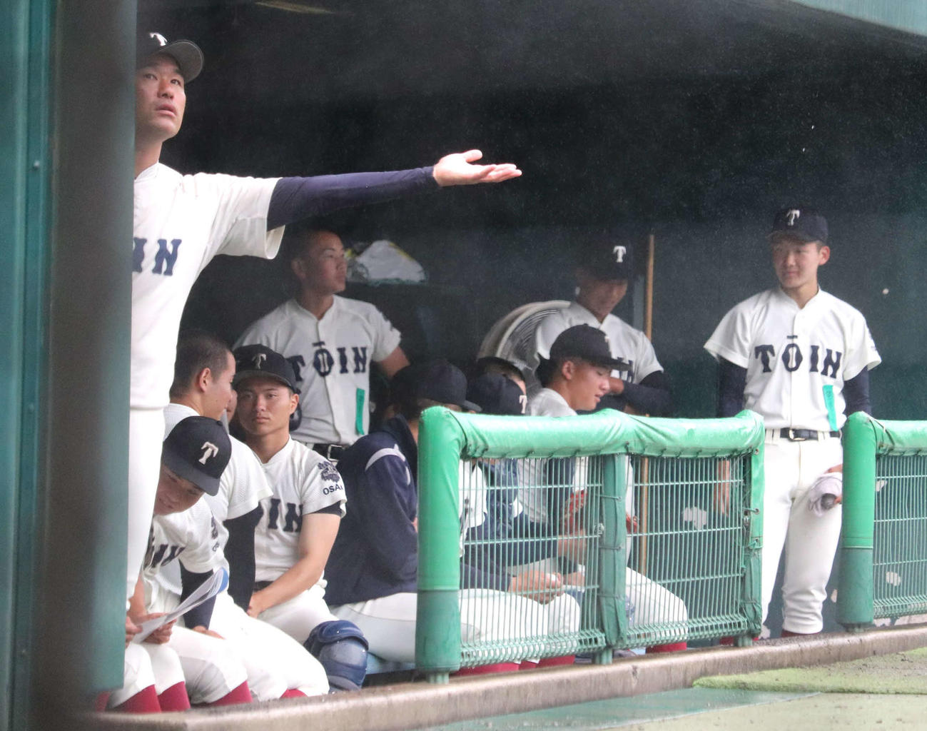 近畿大会1回戦　大阪桐蔭対東洋大姫路　試合前に、降雨に見舞われベンチで待機する大阪桐蔭ナイン（撮影・中島麗）