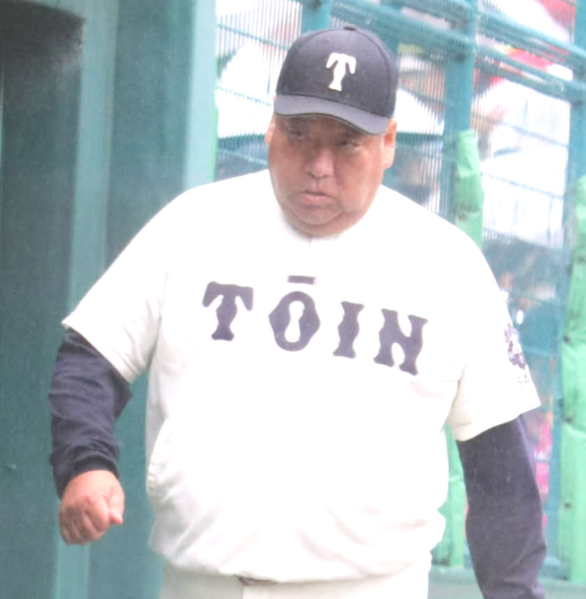 グラウンドに入る大阪桐蔭・西谷監督（撮影・中島麗）