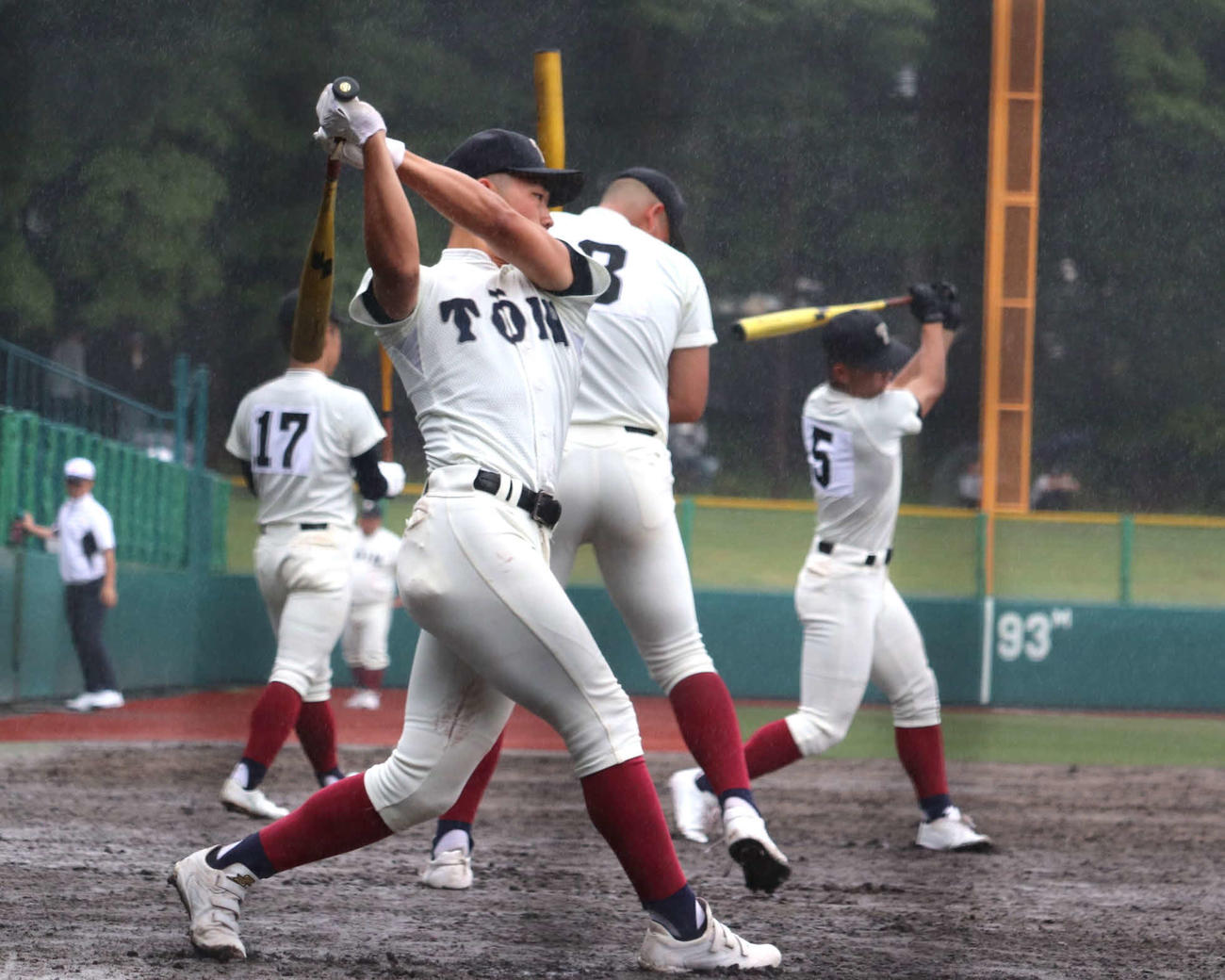 近畿大会1回戦　大阪桐蔭対東洋大姫路　試合前に、降雨に見舞われながら素振りをする、大阪桐蔭ナイン（撮影・中島麗）