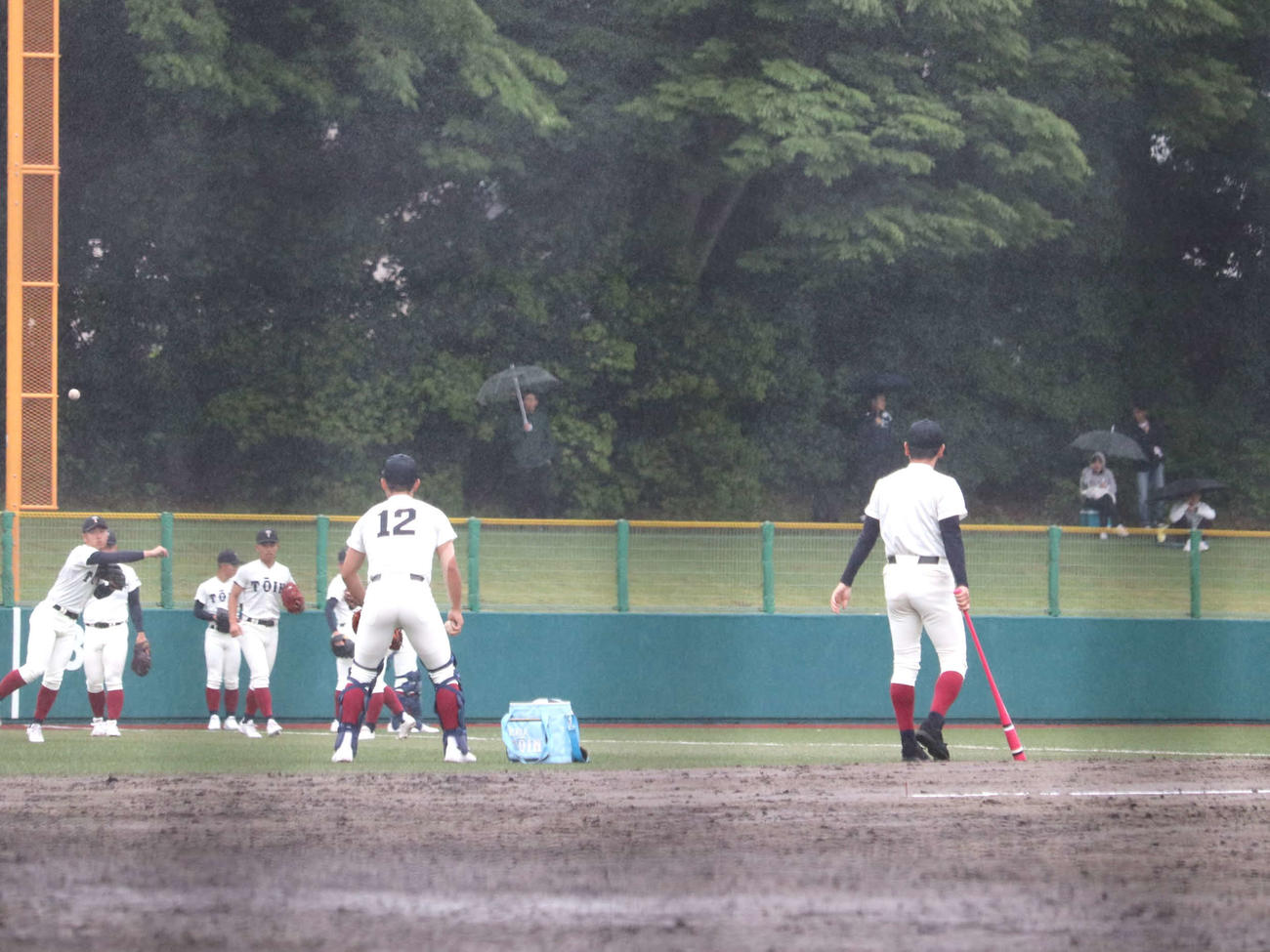 近畿大会1回戦　大阪桐蔭対東洋大姫路　試合前に、降雨に見舞われながら外野でノックを受けた大阪桐蔭ナイン（撮影・中島麗）