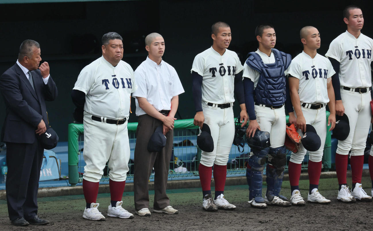 大阪桐蔭対東洋大姫路　東洋大姫路に8回コールドで敗れて校歌を聞く大阪桐蔭・西谷監督（左から2人目）ら（撮影・宮崎幸一）