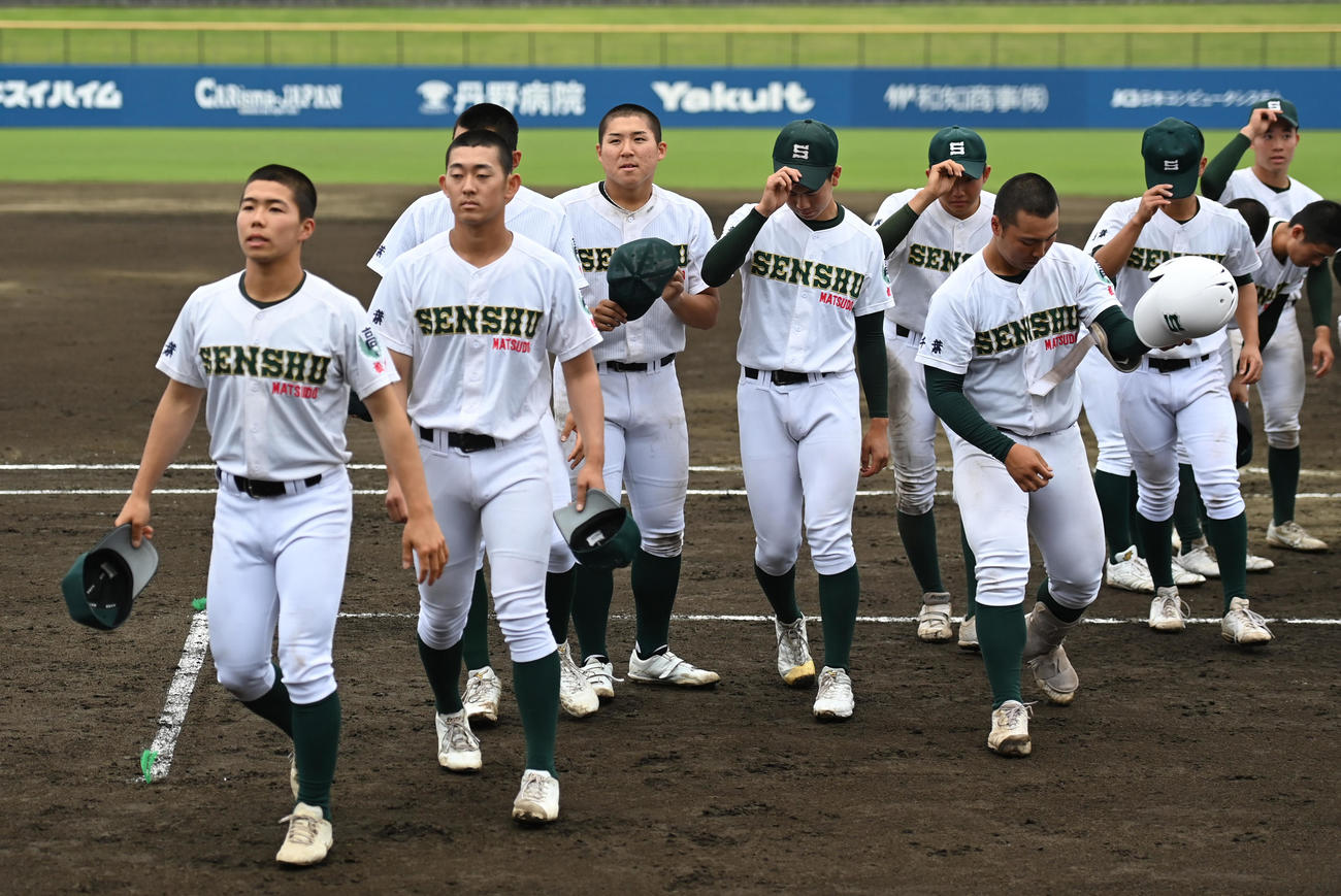 専大松戸対健大高崎　試合を終えあいさつを行う専大松戸ナイン（撮影・清水貴仁）