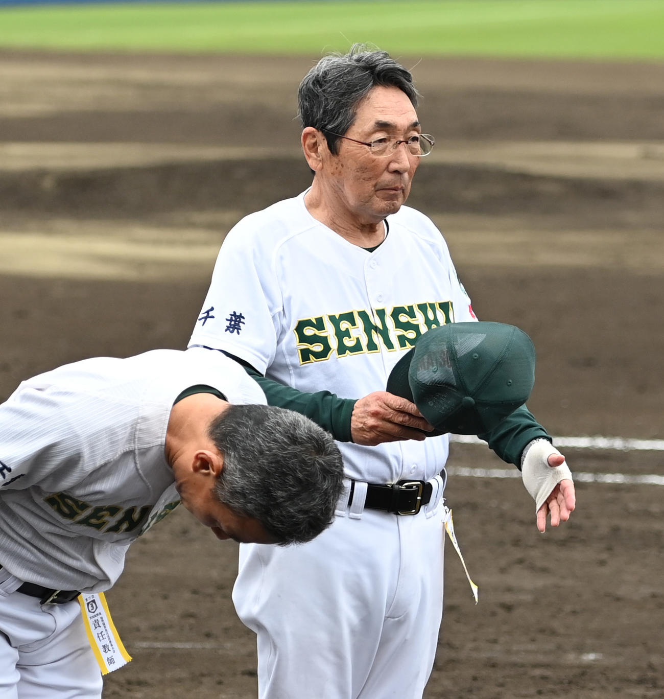 専大松戸対健大高崎　試合を終え、応援団にあいさつする専大松戸・持丸監督（右）（撮影・清水貴仁）
