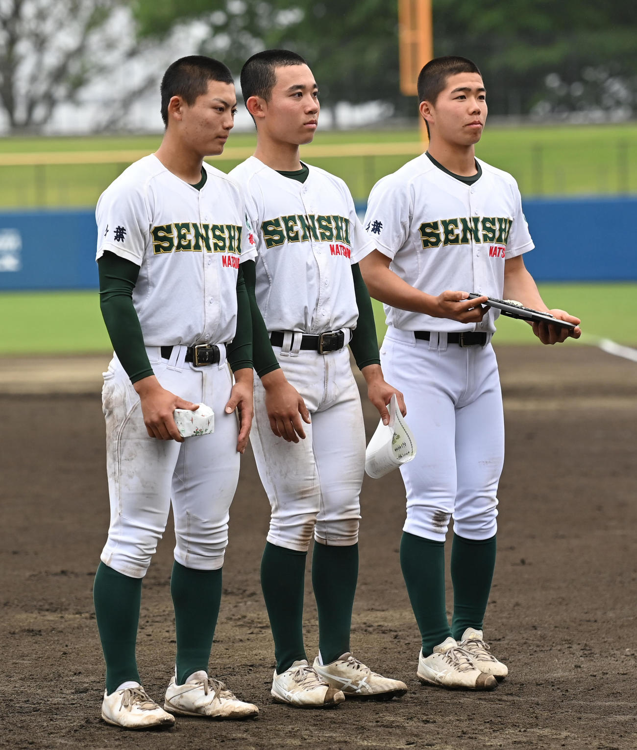 専大松戸対健大高崎　表彰を受ける準優勝の専大松戸、左から前嶋、森岡、山本主将（撮影・清水貴仁）