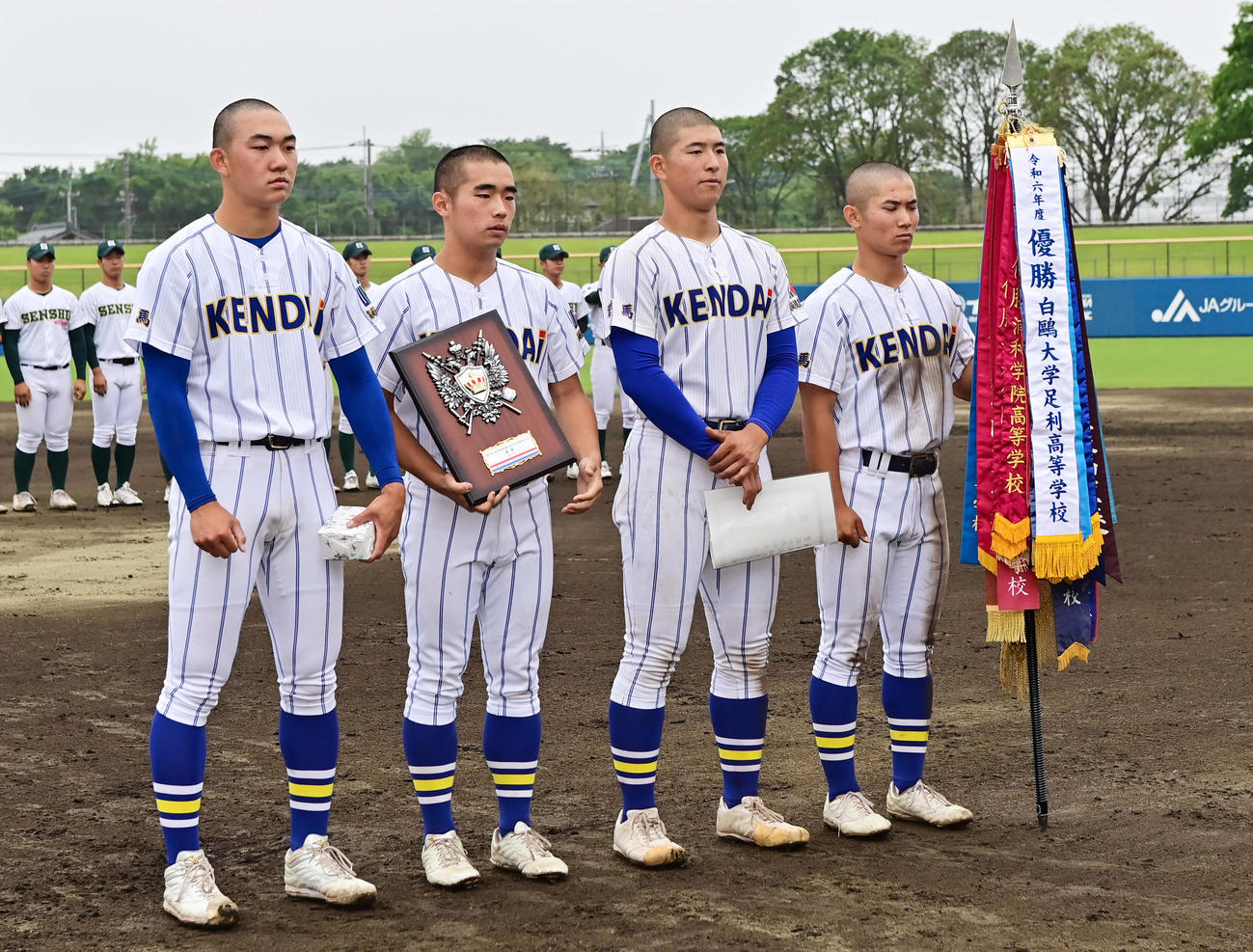 専大松戸対健大高崎　表彰式で優勝旗を受け取る健大高崎・加藤主将（右）、左から石垣元、栗原、小堀（撮影・清水貴仁）
