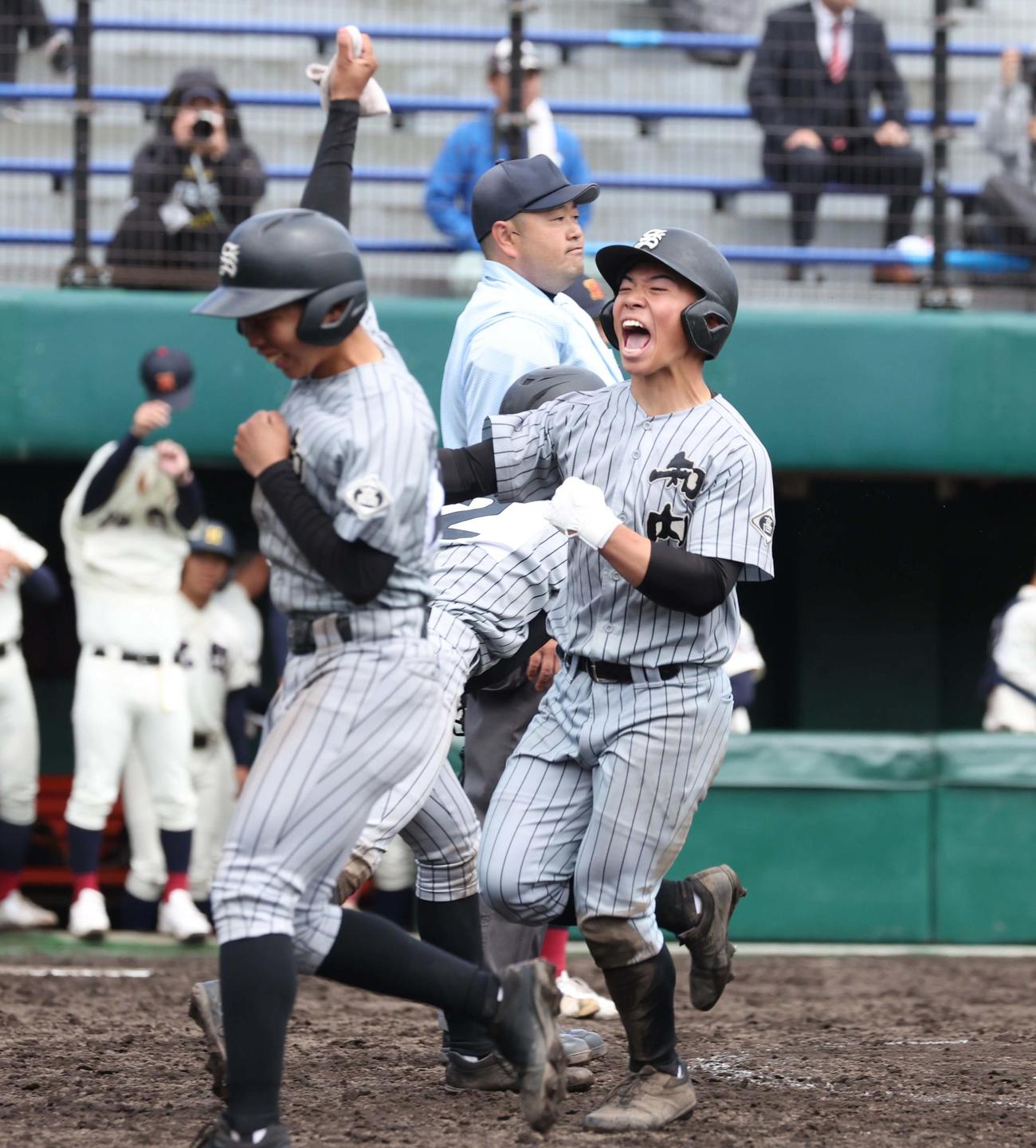 春季全道高校野球　北照対知内　11回裏知内1死満塁、サヨナラの生還を果たし喜ぶ三塁走者の槙沢（撮影・黒川智章）