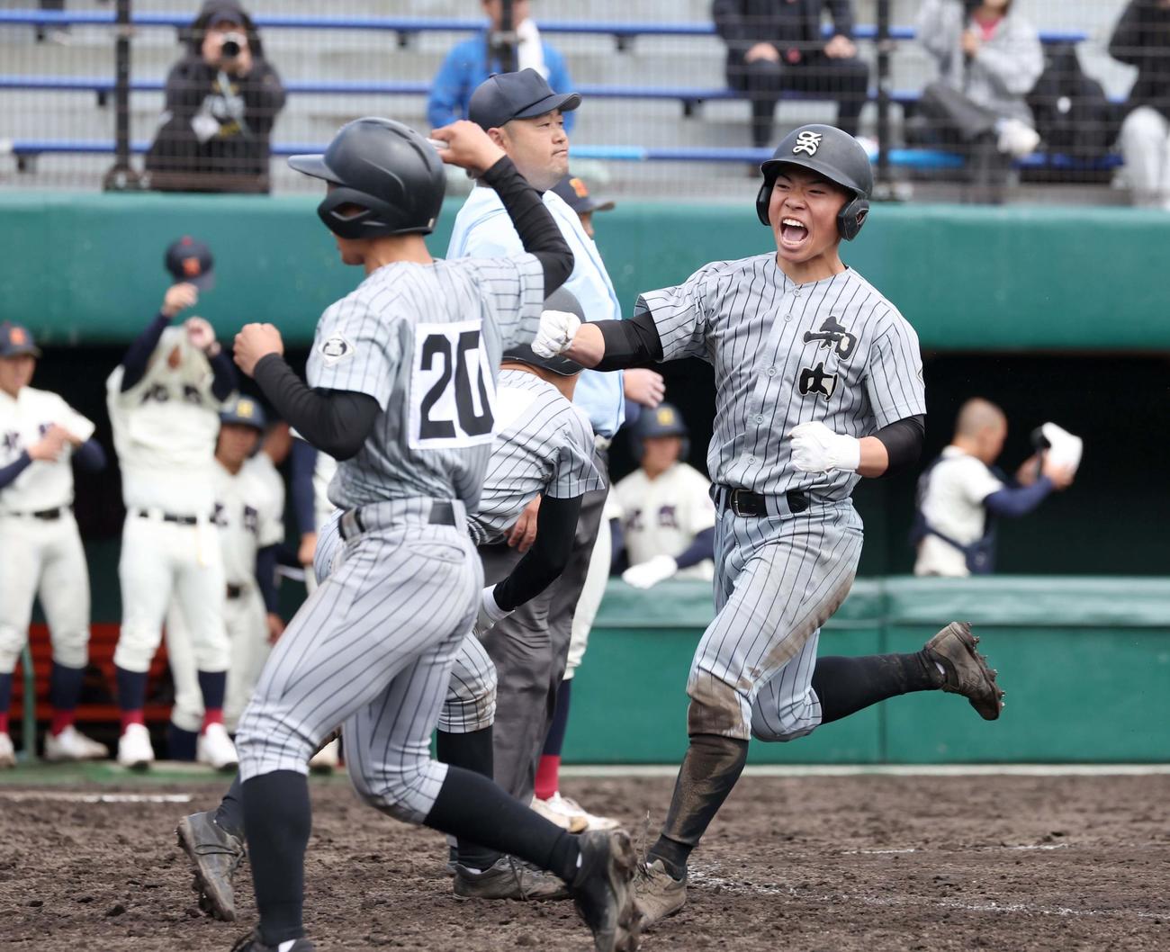 春季全道高校野球　北照対知内　11回裏知内1死満塁、サヨナラの生還を果たし喜ぶ三塁走者の槙沢（撮影・黒川智章）