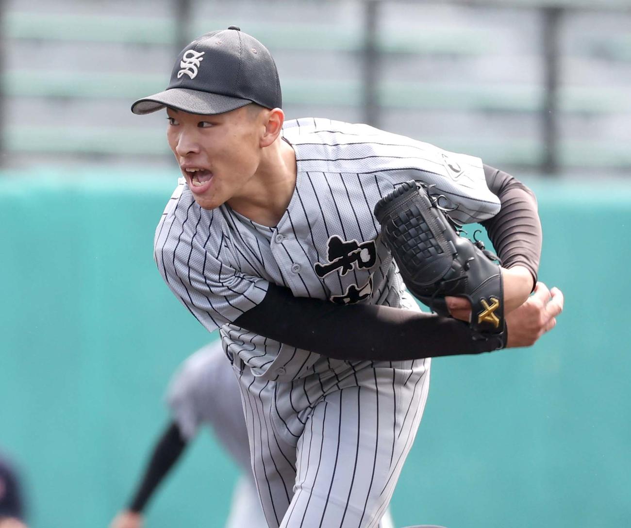 北照対知内　完投勝利した知内・田沢（撮影・黒川智章）
