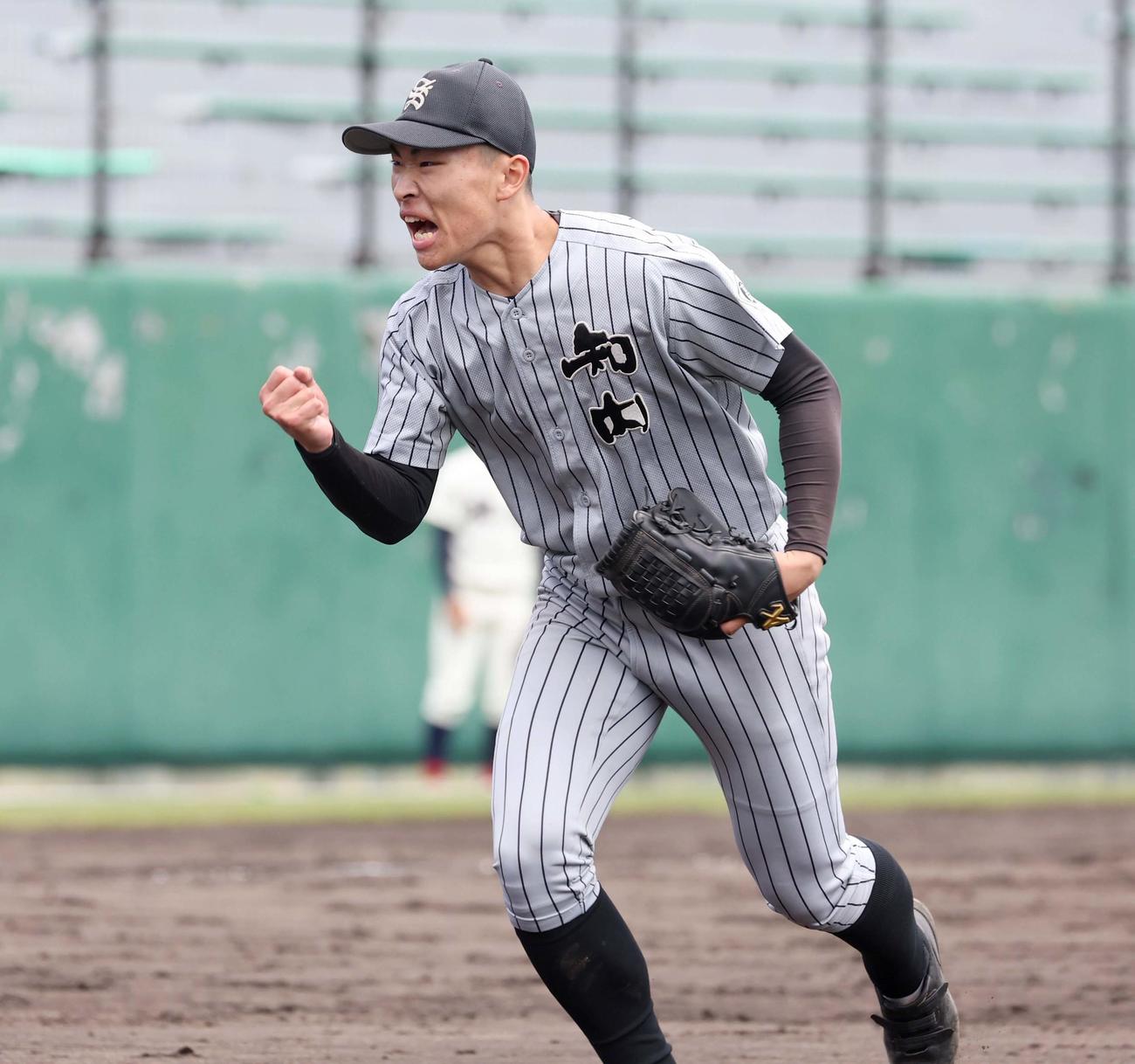 北照対知内　10回表、無失点に抑え叫ぶ知内・田沢（撮影・黒川智章）
