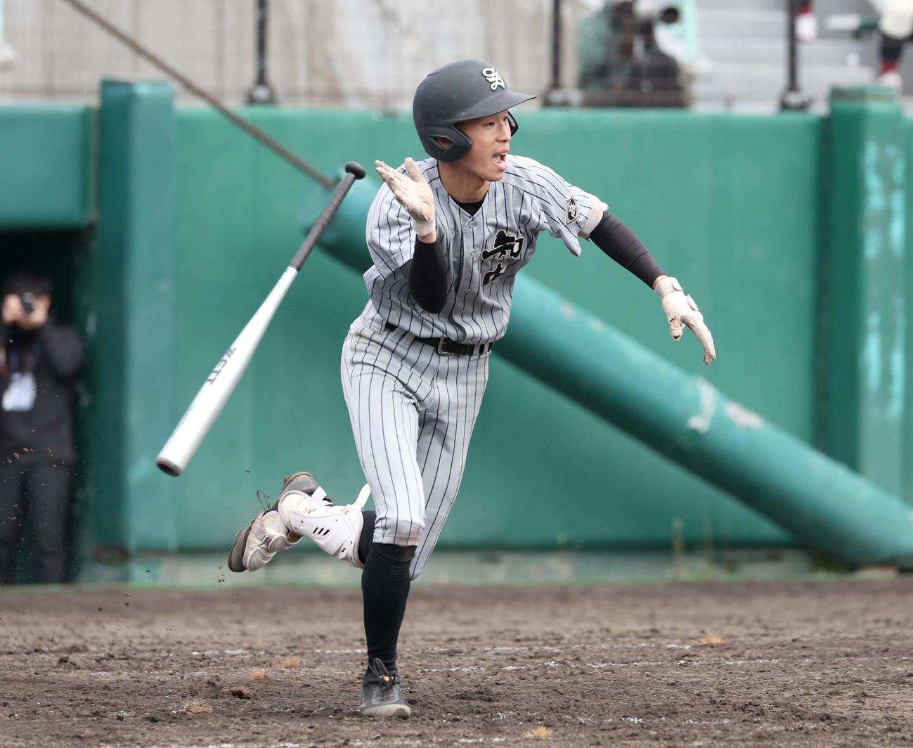 春季全道高校野球　北照対知内　11回裏知内1死満塁、サヨナラ右犠飛を放つ中島（撮影・黒川智章）
