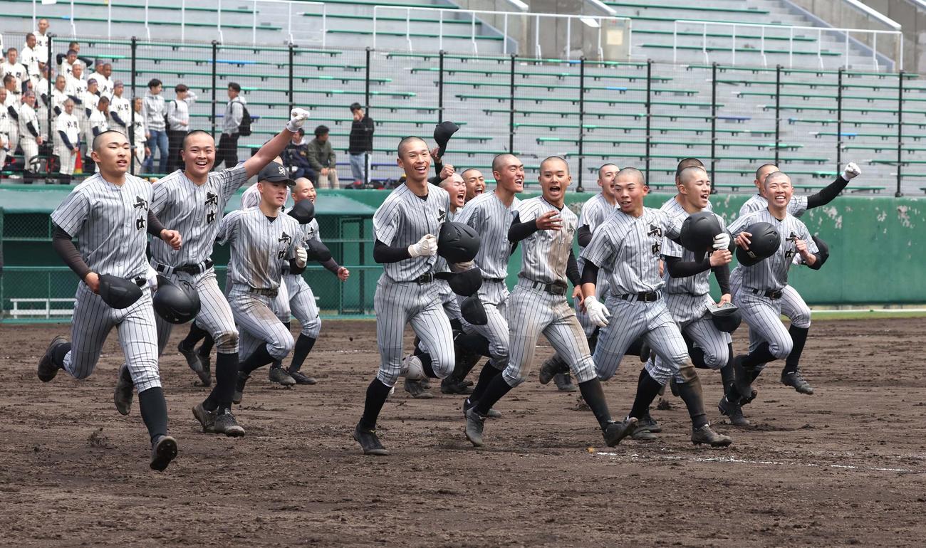 春季全道高校野球　北照対知内　1回戦を突破し喜ぶ知内ナイン（撮影・黒川智章）