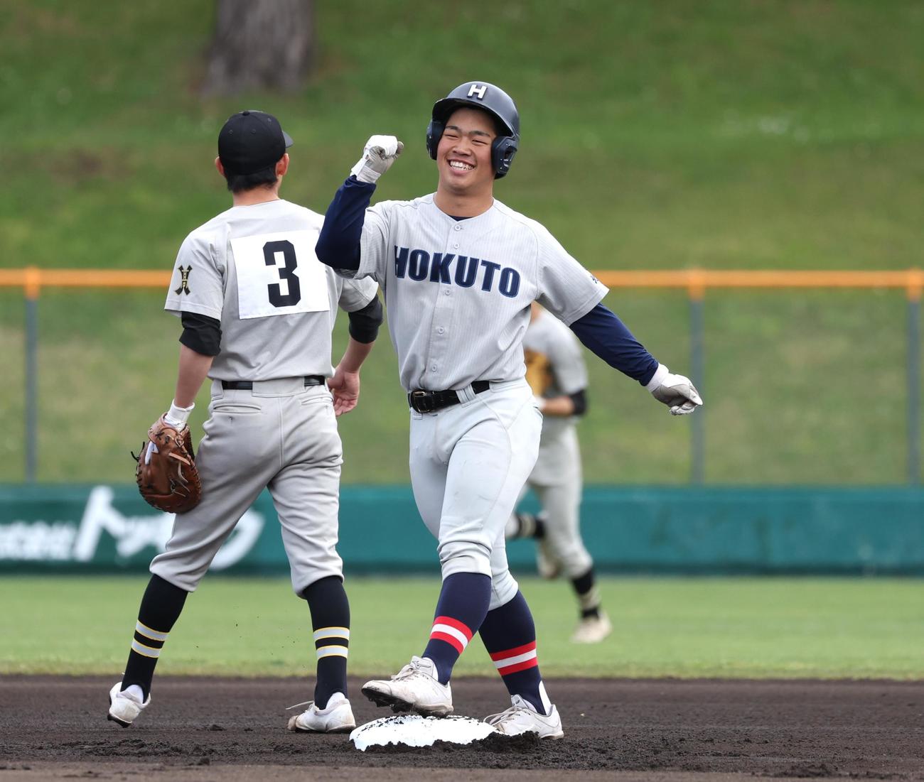 春季全道高校野球　北見北斗対釧路北陽　1回表北見北斗2死二塁、左中間に適時二塁打を放ちガッツポーズの松岡（撮影・黒川智章）
