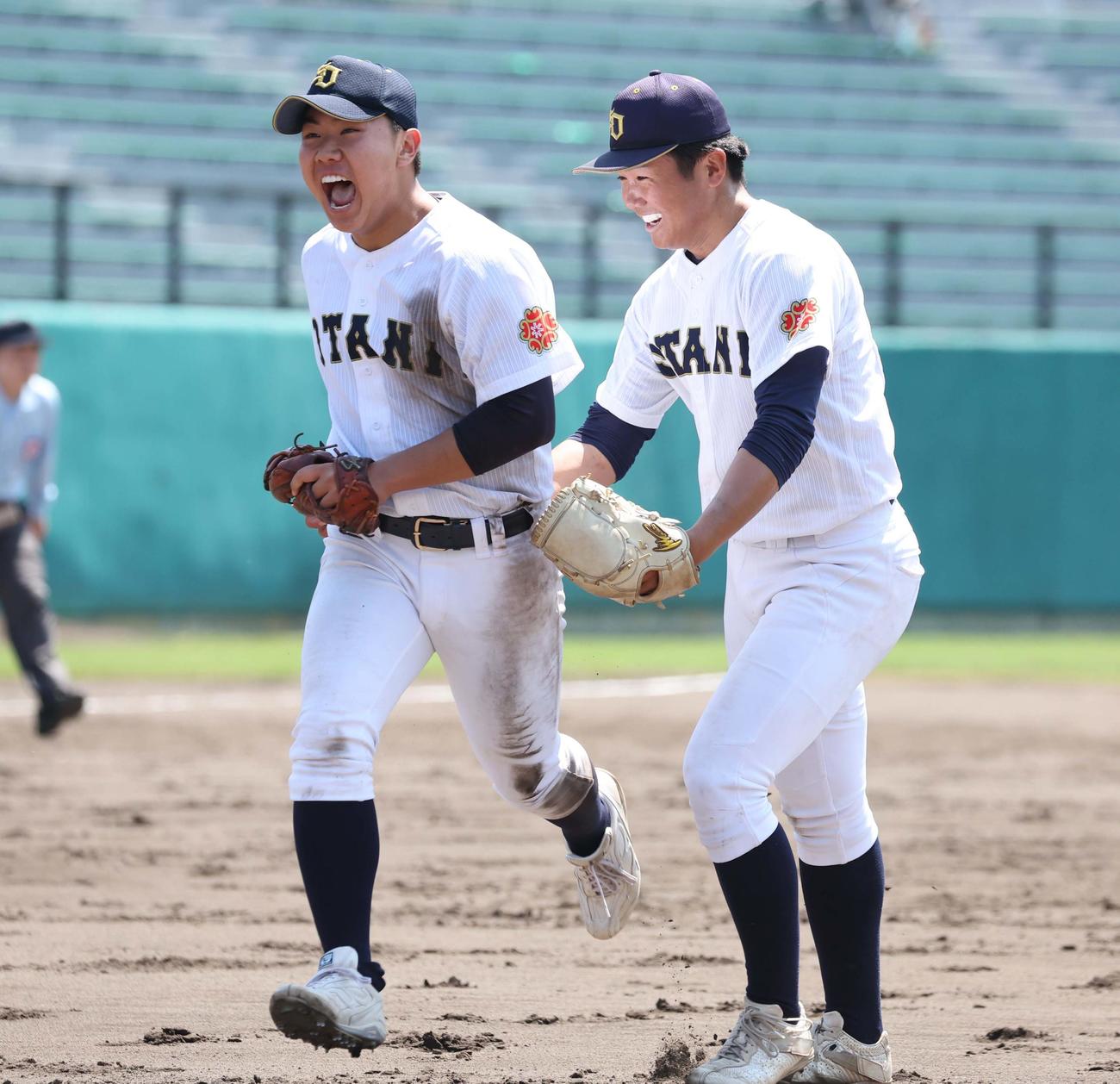 札幌大谷対苫小牧中央　5回裏、好守でピンチをしのぎ岩渕（右）に出迎えられ笑顔の矢野（撮影・黒川智章）