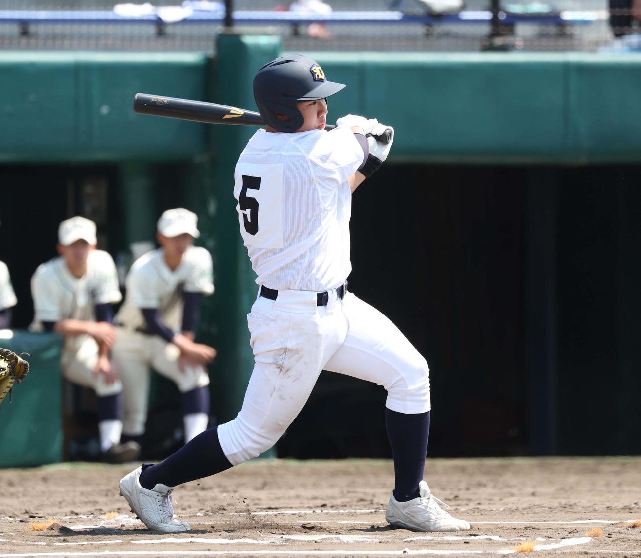 札幌大谷対苫小牧中央　6回表札幌大谷1死二塁、中前適時打を放つ矢野（撮影・黒川智章）