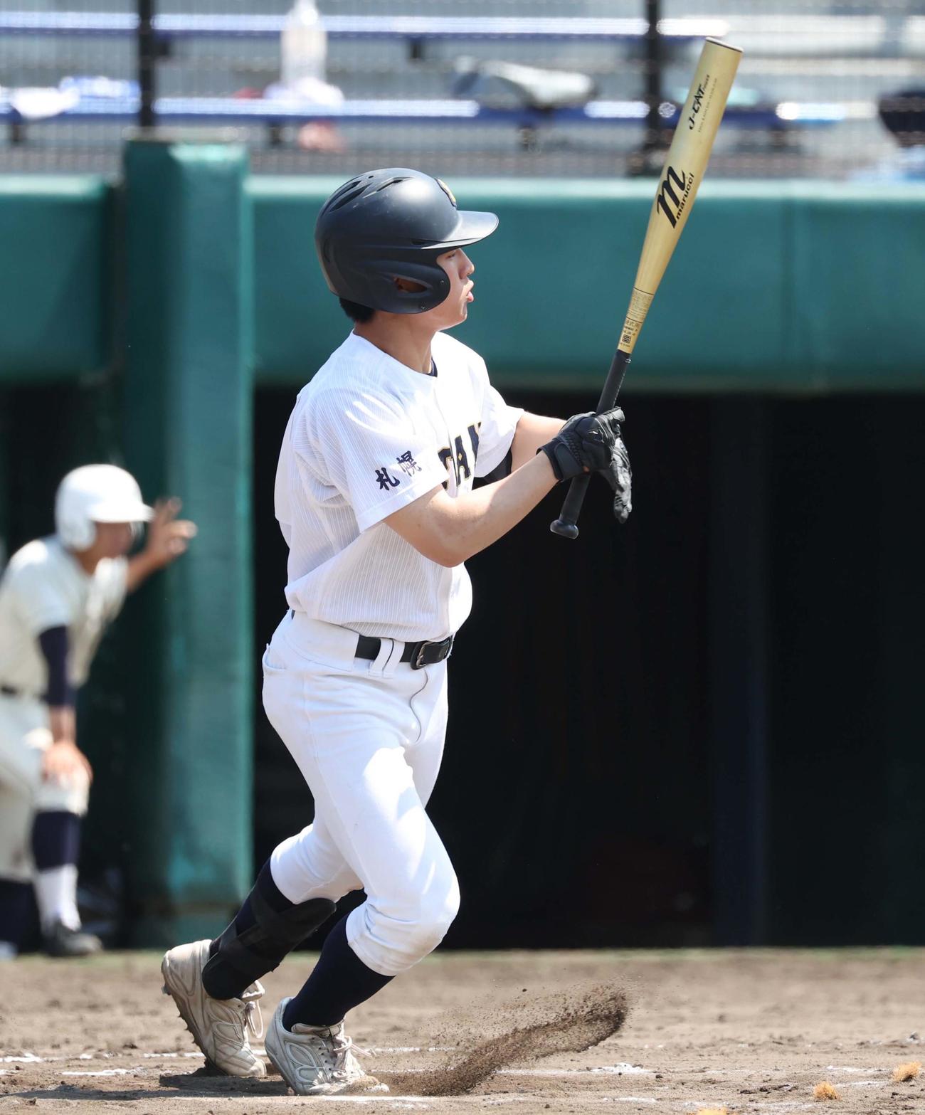 札幌大谷対苫小牧中央　6回表札幌大谷2死二、三塁、左前2点適時打を放つ山崎（撮影・黒川智章）