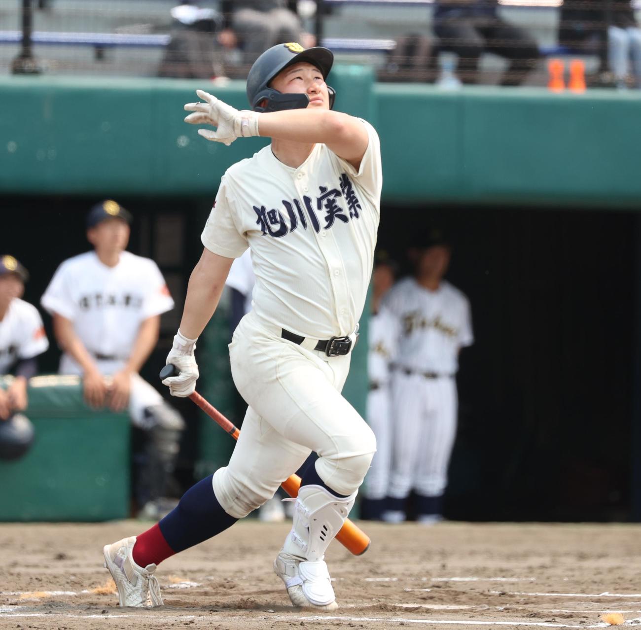 札幌大谷対旭川実　6回裏旭川実1死二塁、右越え2点本塁打を放つ近藤（撮影・黒川智章）