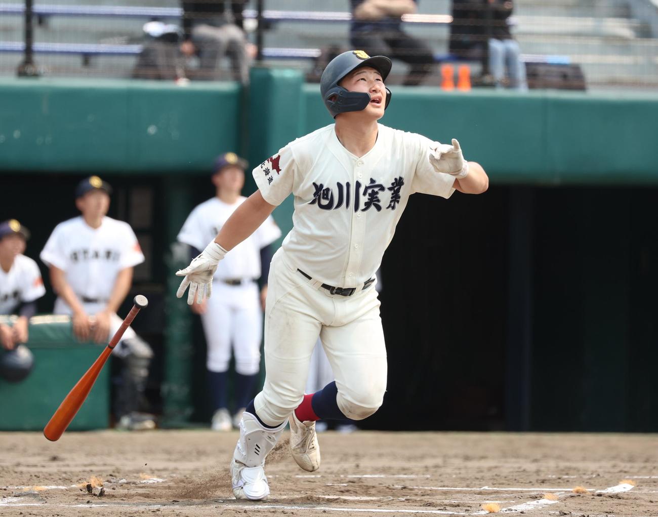 札幌大谷対旭川実　6回裏旭川実1死二塁、右越え2点本塁打を放つ近藤（撮影・黒川智章）