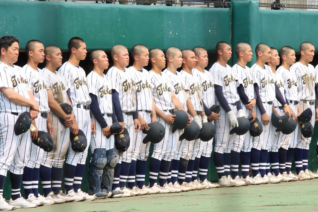試合後、北海の校歌を聞く東海大札幌の選手ら（撮影・保坂果那）