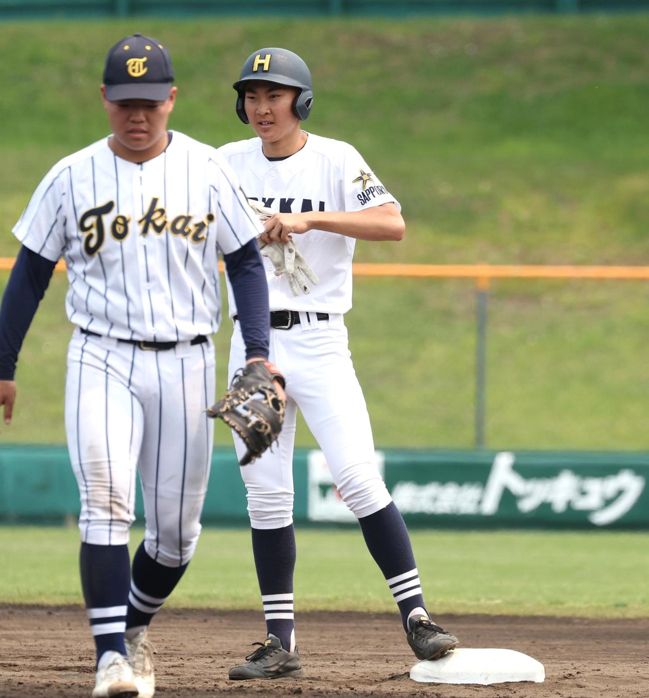 東海大札幌対北海　3回裏北海2死一、二塁、左越え2点適時二塁打を放つ桜井（撮影・黒川智章）