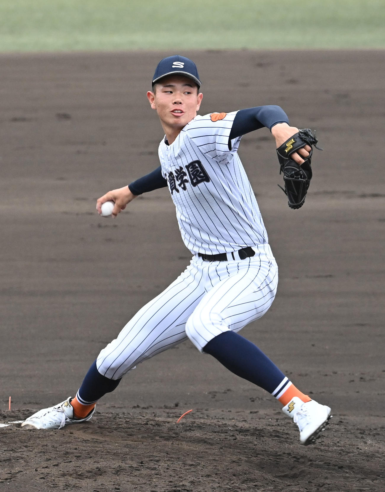 滋賀学園対智弁和歌山　滋賀学園先発の長崎（撮影・滝沢美穂子）