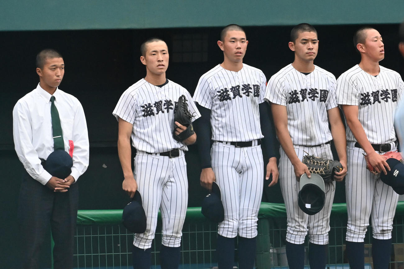 滋賀学園対智弁和歌山　試合に敗れ、相手校歌を聞く滋賀学園の長崎（中央）（撮影・滝沢美穂子）