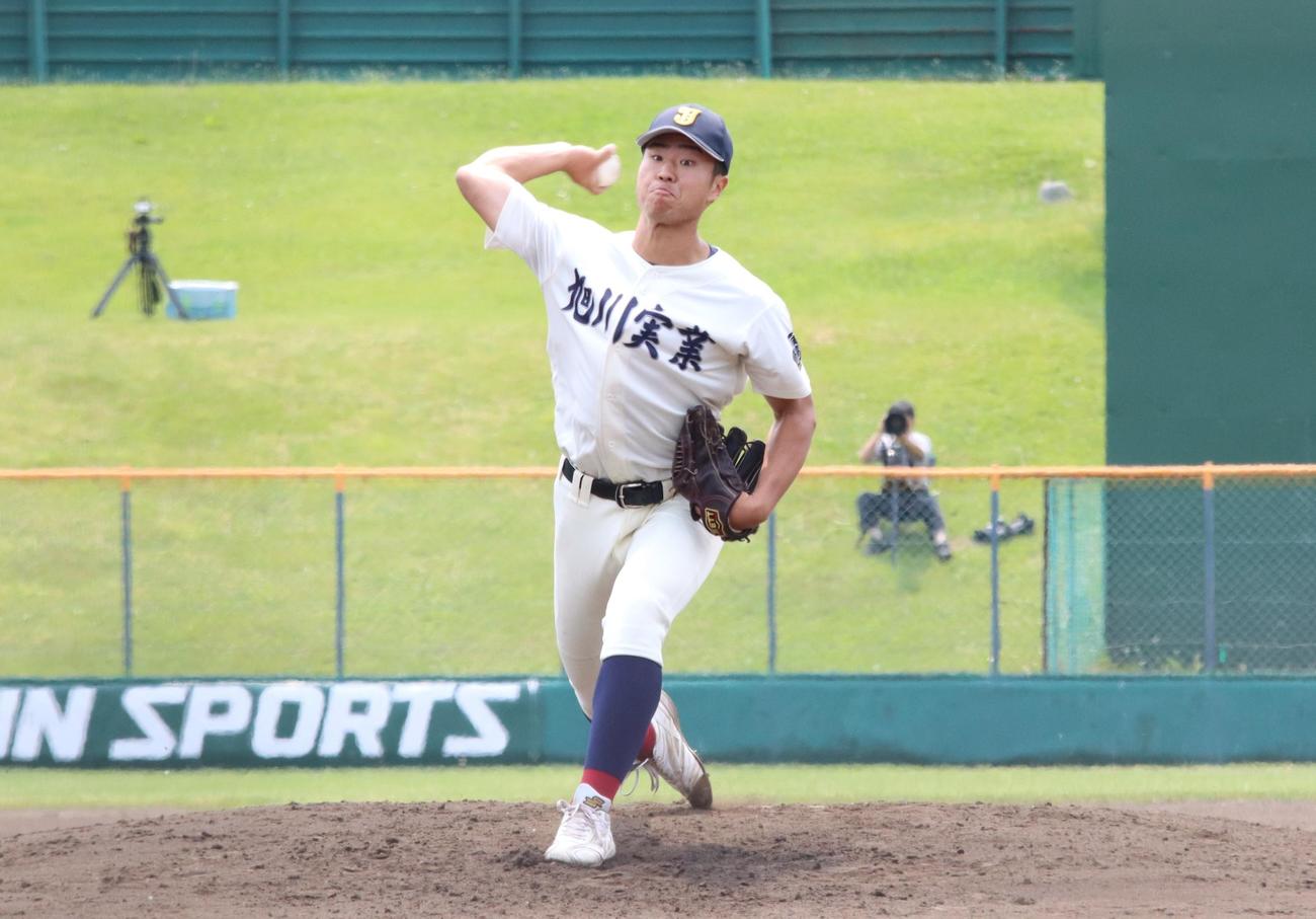 2番手として登板し4回無失点に抑えた旭川実の馬場（撮影・保坂果那）