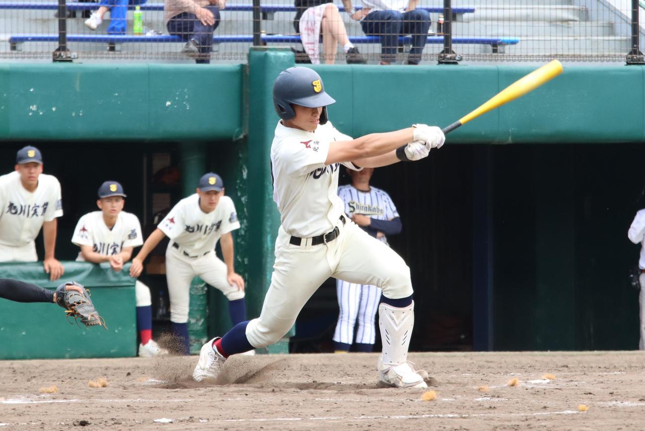 7回旭川実1死二、三塁、先制の適時打を放つ馬場（撮影・保坂果那）