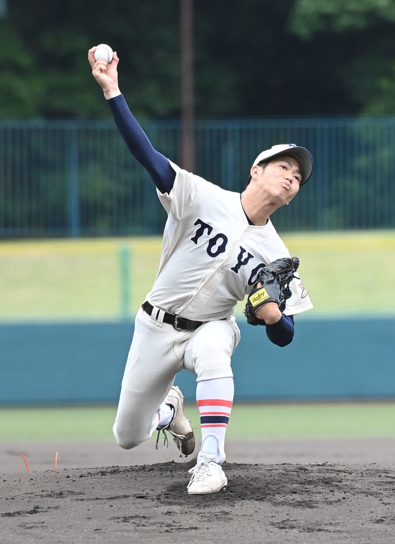 近畿大会準決勝　奈良大付対東洋大姫路　東洋大姫路先発の西垣（撮影・滝沢美穂子）