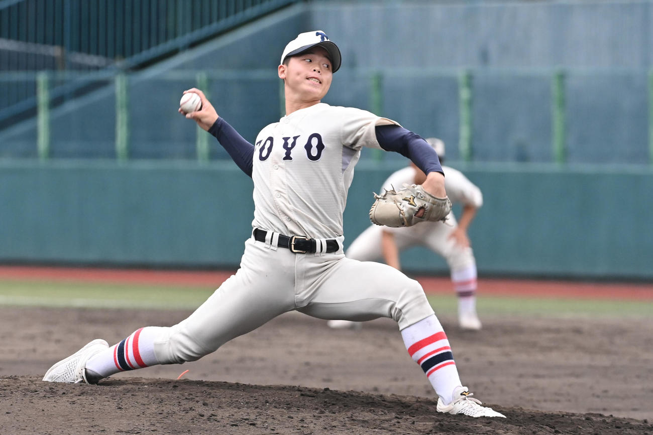 奈良大付対東洋大姫路　完投勝利を挙げた東洋大姫路の西垣（撮影・滝沢美穂子）