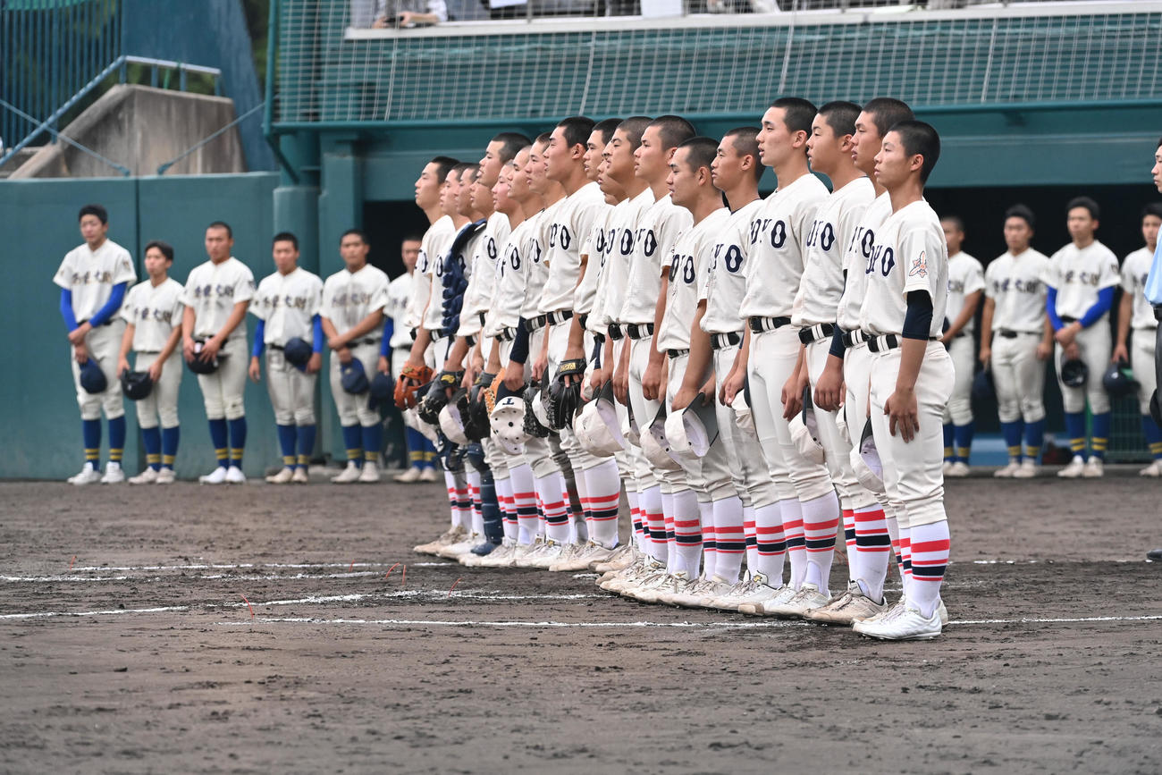 奈良大付対東洋大姫路　校歌斉唱をする東洋大姫路の選手たち（撮影・滝沢美穂子）