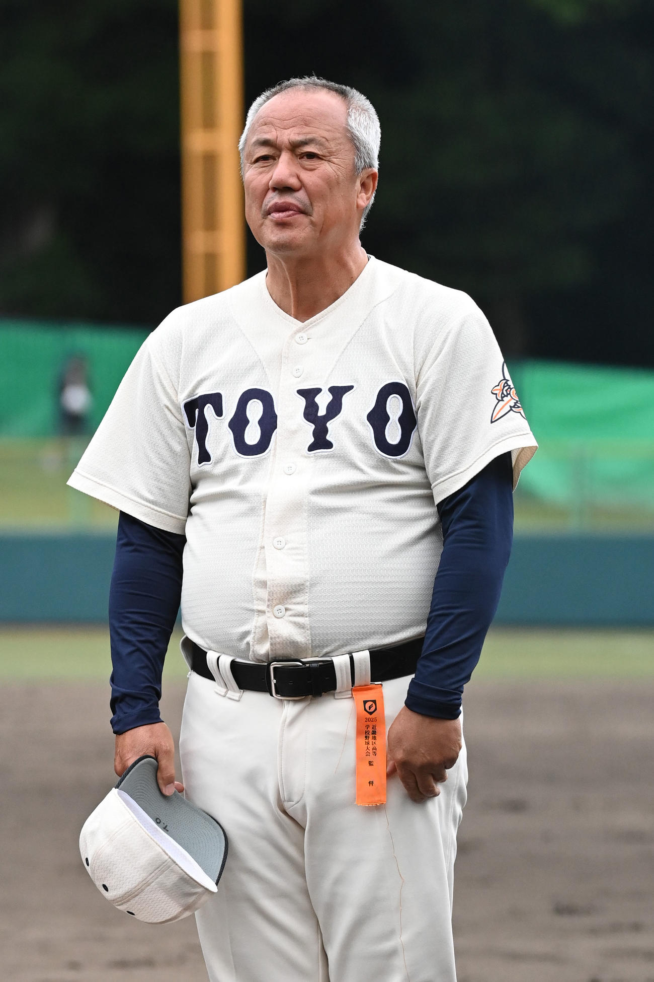 奈良大付対東洋大姫路　試合後、観客にあいさつをする東洋大姫路の岡田監督（撮影・滝沢美穂子）