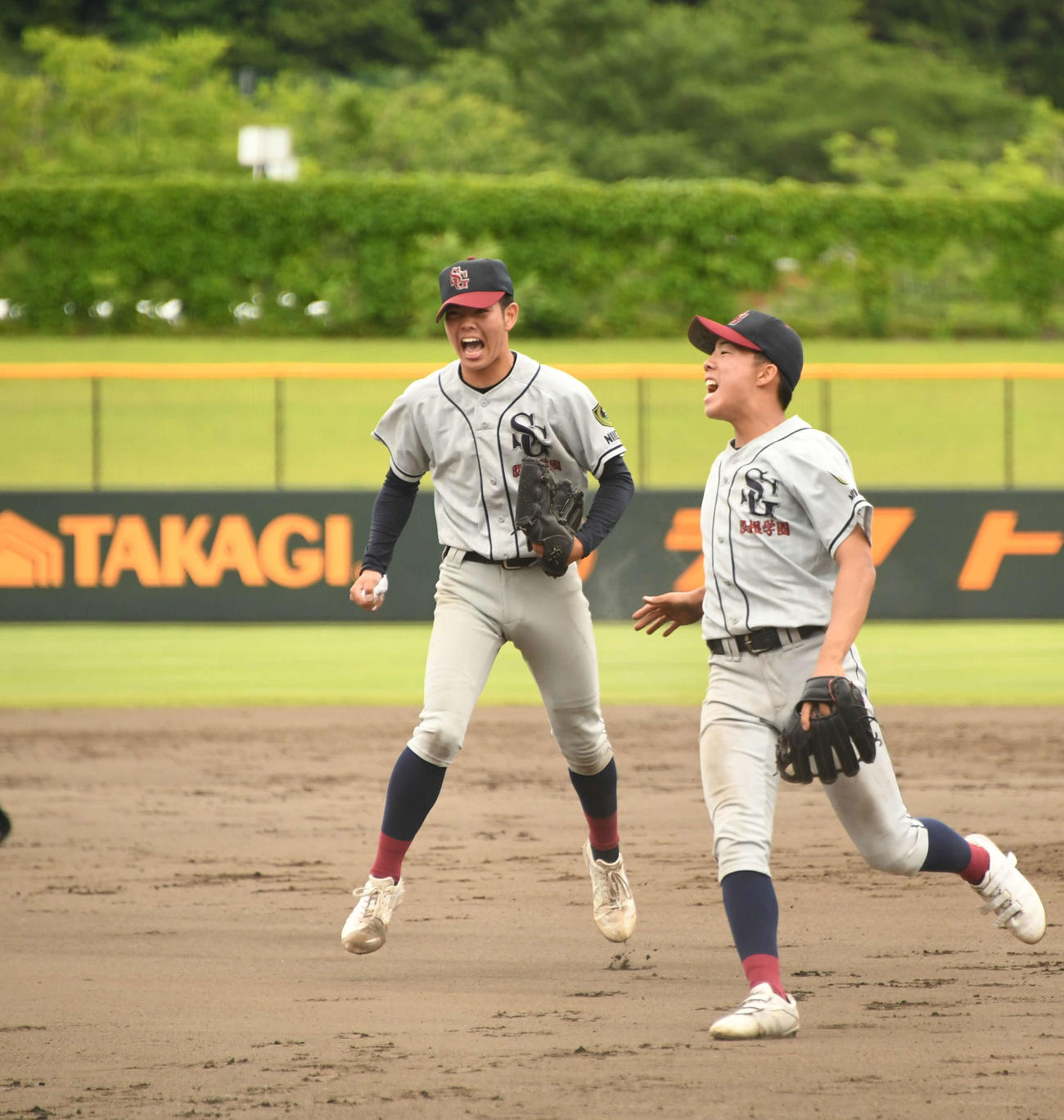 最少得点を守って完封した関根学園の鈴木興丞。試合終了直後、小躍りしながら喜ぶ。右は二塁手の植木