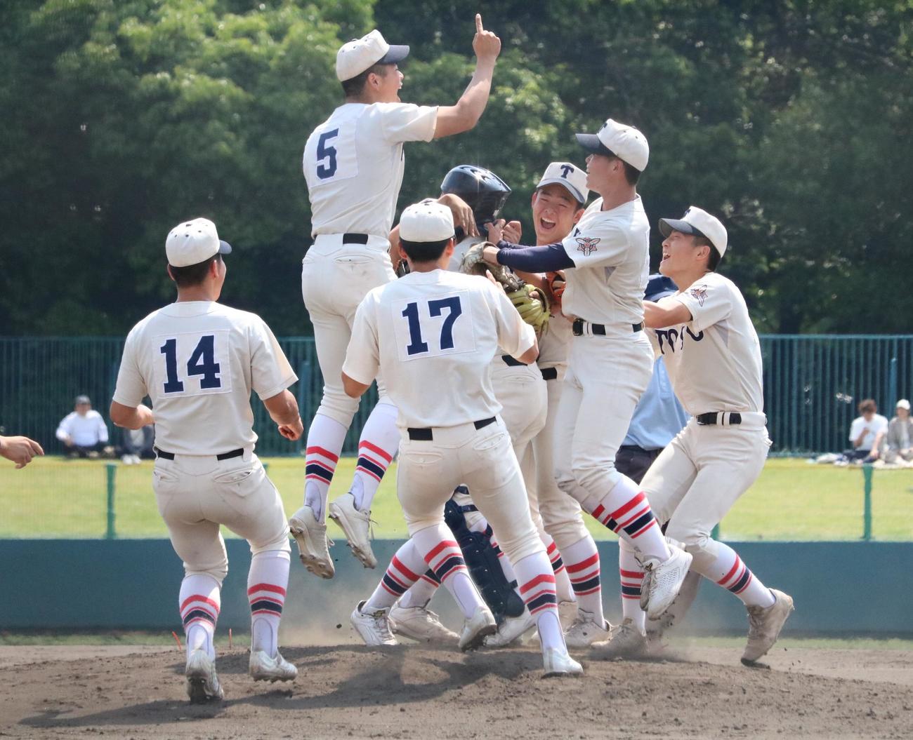 優勝した東洋大姫路ナインがマウンド付近で喜びを爆発させる（撮影・林亮佑）