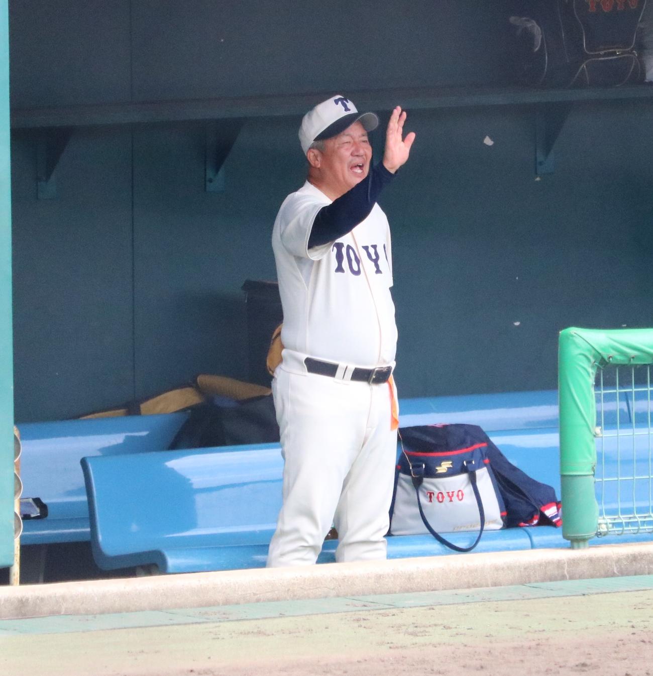 東洋大姫路の岡田監督が選手へ指示を送る（撮影・林亮佑）